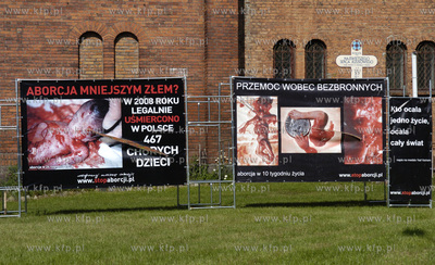 Slupsk. Nieznani sprawcy uszkodzili plakaty szokujacej...