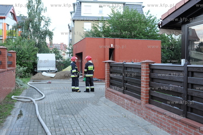 Sopot. Pozar wolno stojacego garazu w ciagu budynkow...