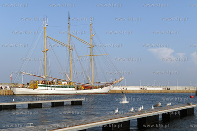 Sopot. Do sopockiej mariny wplynal Zawisza Czarny,...