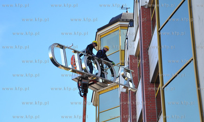 Gdansk. Zdjecie szyldu z budynku Artus Park przy ul...