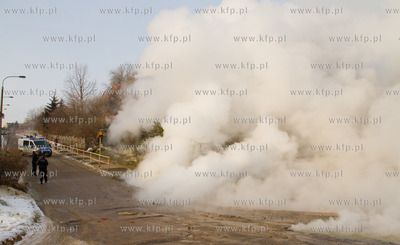 Pekniecie rury cieplowniczej w Gdansku na ul. Pana...