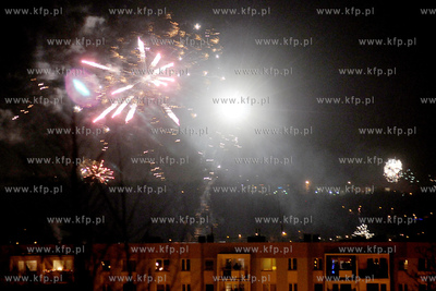 Mieszkancy Gdyni i Rumi witaja Nowy Rok 2013 fajerwerkami...