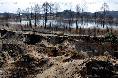 Koscierzyna. Nielegalne wyrobisko piachu i dzikie wysypisko...