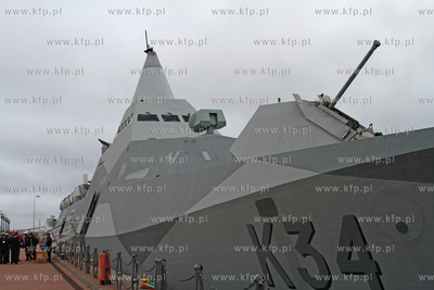 Do gdanskiego portu przypynal niecodzienny okręt HSwMS...