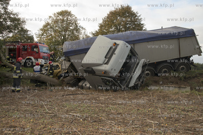 Stara Dabrowa na krajowej 6. Volkswagen Golf zderzyl...
