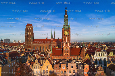 Panarama Gdańska. Widok na wieże Ratusza Głównomiejskiego...