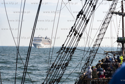 Gdynia. Rejs powitalny pierwszego w tym sezonie statku...