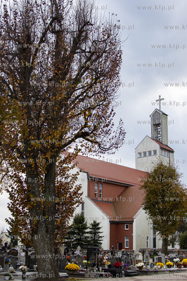 Cmentarz we wsi Chwaszczyno na Kaszubach w powiecie...