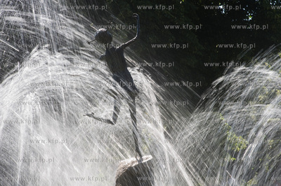 Fontanna na Placu Wybickiego w Gdansku Wrzeszczu.
4.07.2009
fot....