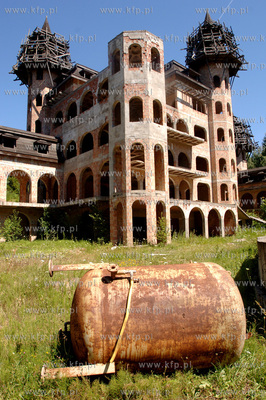 Zamek w Lapalicach, polozony jest miedzy Chmielnem...