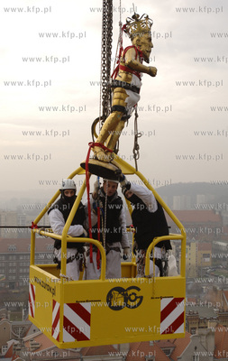 Gdanski. Z wiezy ratusza Glownego miasta zdjeto figure...