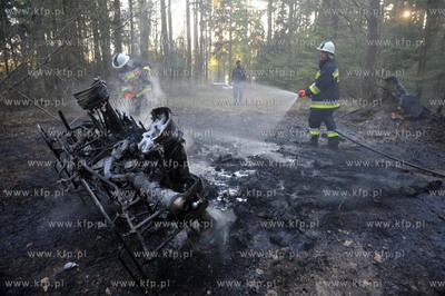 Na lesnej drodze pomiedzy Sulminem gmina Zukowo, a...
