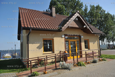 Swarzewo nad Zatoka Pucka. Male molo z zacumowanymi...