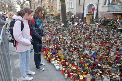 Sopot. Ul. Armii Krajowej 55. Ludzie skladaja kwiaty...