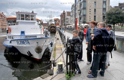 Gdansk. Targ Rybny. Przystan i zacumowany tramwaj wodny...
