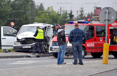 Wypadek samochodu ciezarowego z dostawczym busem w...