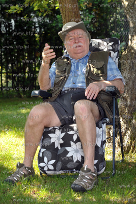 Lech Walesa w ogrodzie swojego domu na ul. Polanki...