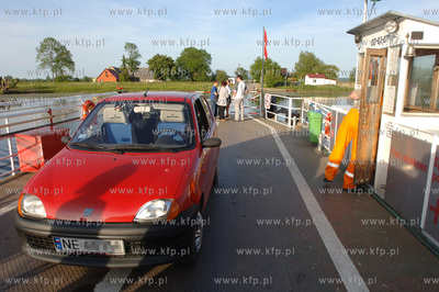 Rzeczny prom samochodowy na rzece Nogat w Kepinach...