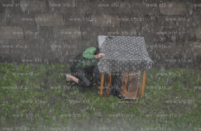 Gdansk. Podwale Staromiejskie. Gwaltowna burza zmusila...