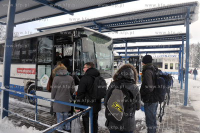 Kartuzy. Dworzec autobusowy i autobus firmy Gryf. 7.12.2013...