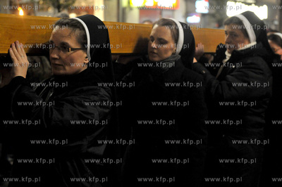 Droga Krzyzowa na ul. Swietojanskiej w Gdyni. 11.04.2014...