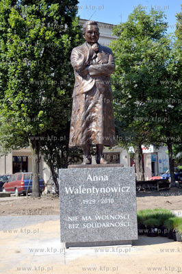 Montaz pomnika Anny Walentynowicz na skwerze jej imienia...
