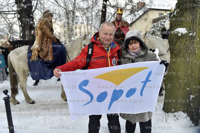 Orszak Trzech Króli w Sopocie. Po lewej: Były prezydent...