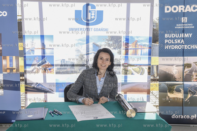 Uroczyste wmurowanie aktu erekcyjnego pod nowy budynek...