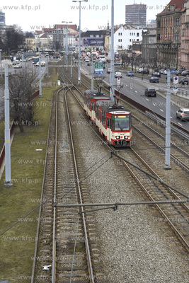 Gdańsk. Węzeł Okopowa. Tramwaj 105n  na ul. Okopowej....