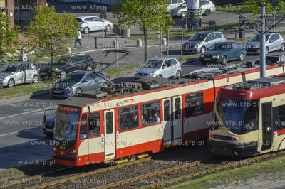Tramwaj na ul. Okopowej w okolicy budynku LOT. 30.04.2019...