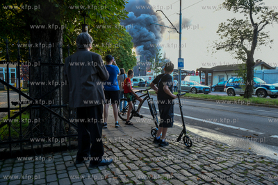 Pożar hali magazynowej w Nowym Porcie w Gdańsku....