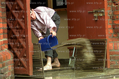 Powodz w Gdansku - kosciol na gdanskiej Oruni; 10.09.2001...