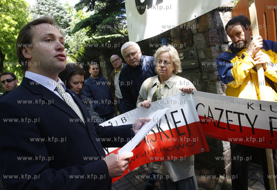 Gdansk. Ul. Polanki. Pikieta czlonkow Klubu Gazety...