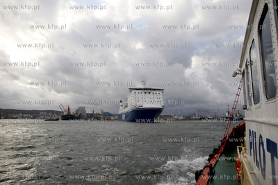 Gdynia. Port. Prom armatora Finnlines, kursujacy na...