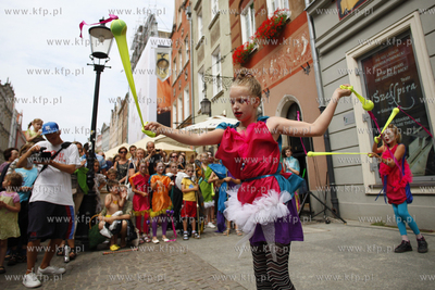 Gdansk. Festiwal Szekspirowski. Dziecieca parada festiwalowa...