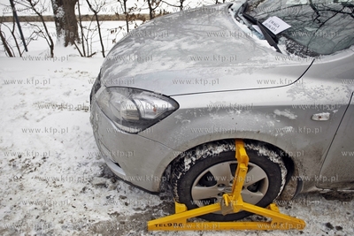 Blokada zalozona przez Straz Miejska na zle zaparkowane...