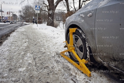 Blokada zalozona przez Straz Miejska na zle zaparkowane...