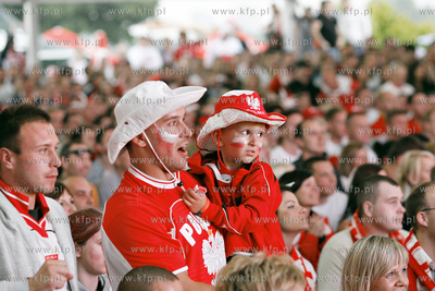Sopot. Fan Camp Carlsberg. Kibice ogladaja mecz mistrzostw...