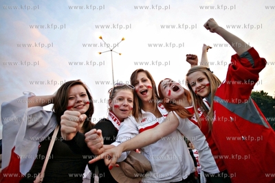 Gdansk. Mistrzostwa europy w pilce noznej. Kibice ogladaja...