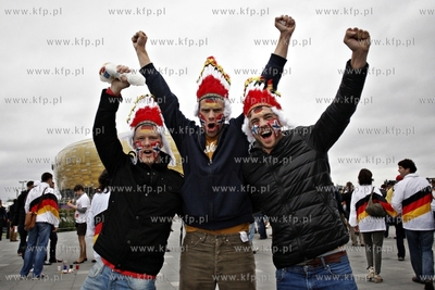 Gdansk Arena. Kibice wchodza na cwiecfinalowy mecz...