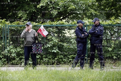 Gdansk. Ul. Polanki. Pikieta czlonkow Klubu Gazety...