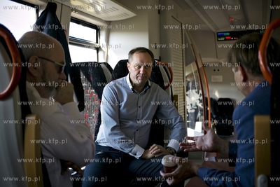 Przejazd pociągu na trasie Gdynia Główna - Brusy,...