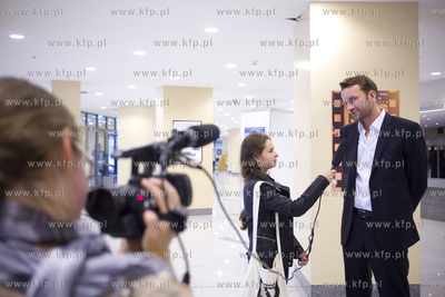 Gdynia. Festiwal Filmowy w Gdyni. Nz. Tomasz Kot udziela...