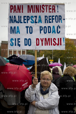 Urzad Wojewódzki w Gdańsku. Protest środowisk nauczycielskich...
