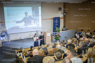 Uroczystość nadania Uniwersyteckiemu Liceum Ogólnokształcącemu...