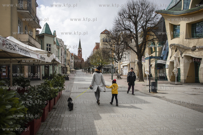 Drugi dzień swiąt wielkanocnych w Sopocie. Ulica...