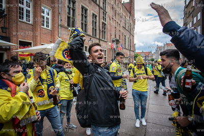 Kibice Villarreal CF bawią sie na ul. Długiej w Gdańsku...