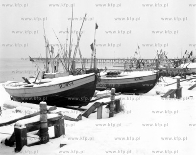 Lodzie rybackie na plazy w Gdyni Orlowie. 4luty76_z.kosycarz_p39...