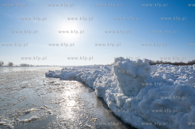 Zima. Wisła w okolicy mostu w Kiezmarku. 18.01.2026...