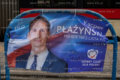 Pętla tramwajowa w Oliwie. Zerwane i zniszczone reklamy...